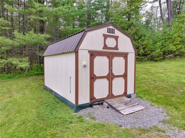 view of outdoor structure featuring a yard