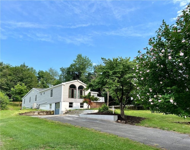 view of front of home featuring a front yard