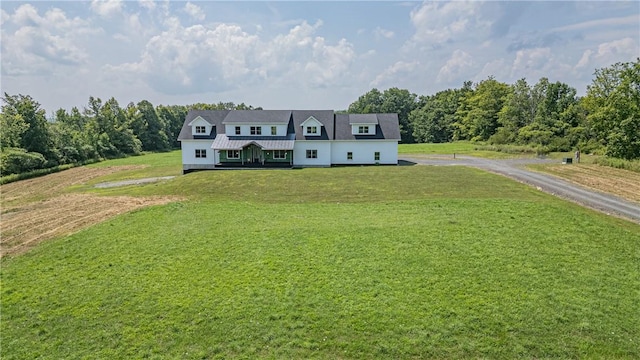 view of front facade featuring a front yard