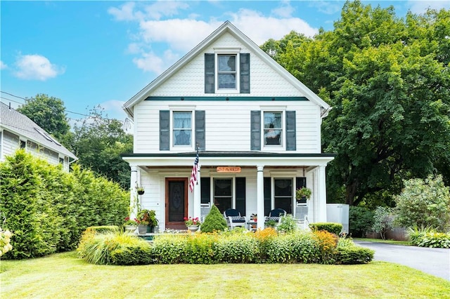 view of front of property with a front lawn and covered porch