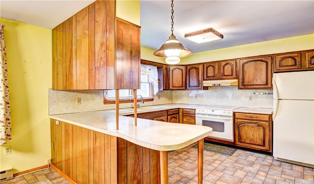 kitchen with sink, backsplash, kitchen peninsula, decorative light fixtures, and white appliances