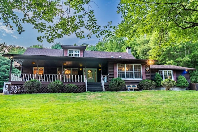 view of front of property featuring a porch and a front lawn