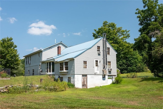 back of house featuring a yard