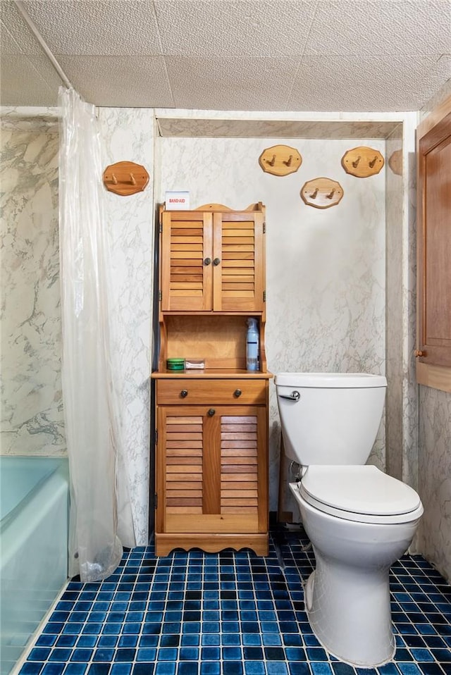 bathroom with toilet and shower / bath combo with shower curtain