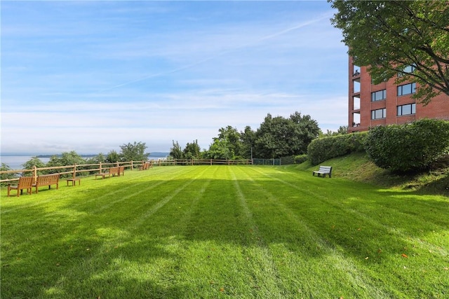 view of yard featuring a rural view