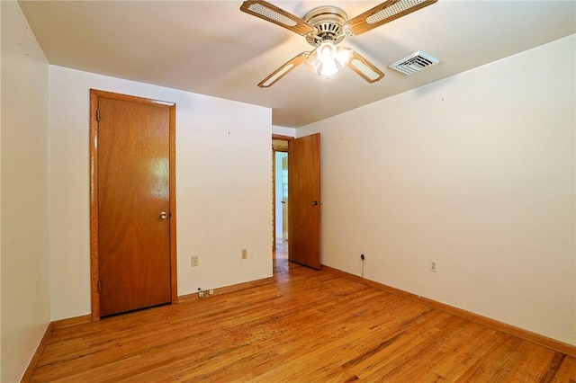 empty room featuring light wood-type flooring and ceiling fan