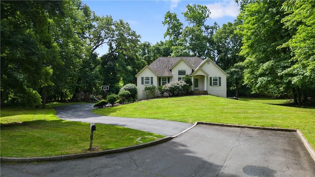 view of front of property featuring a front lawn