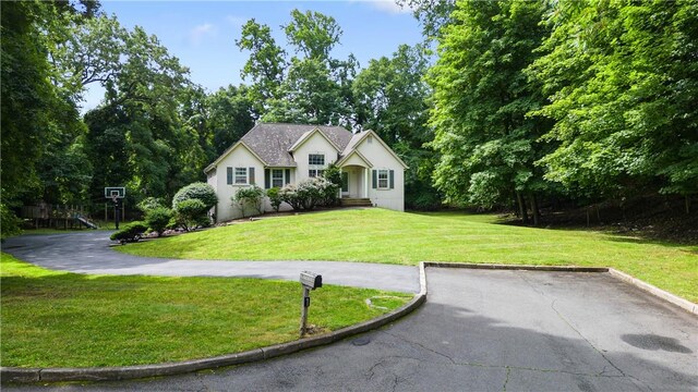 view of front of house featuring a front lawn