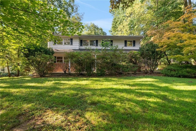 view of front of house featuring a front yard