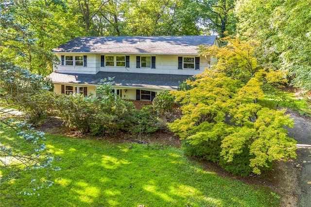 view of front of home featuring a front yard