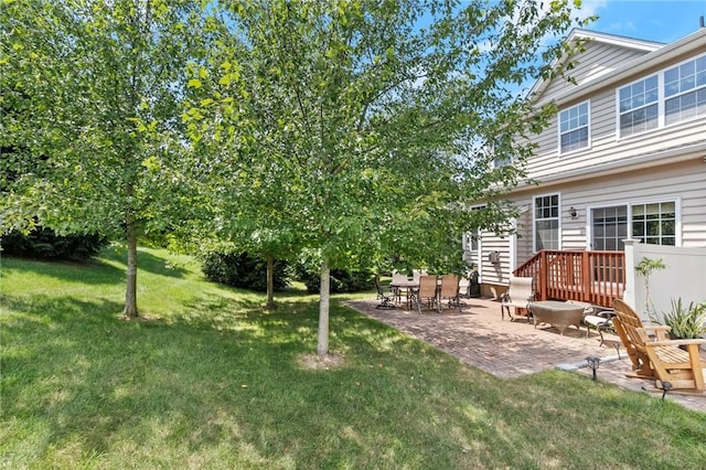 view of yard featuring a patio area