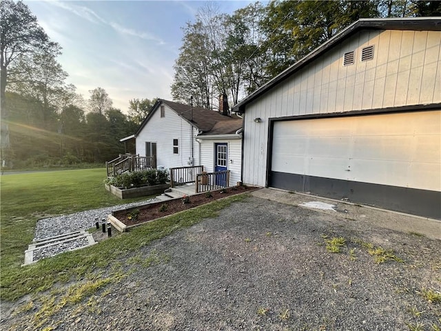 single story home featuring a front lawn