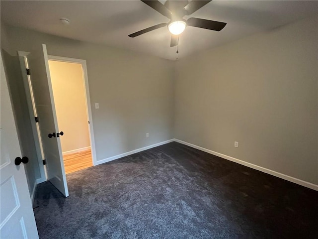 carpeted empty room featuring ceiling fan