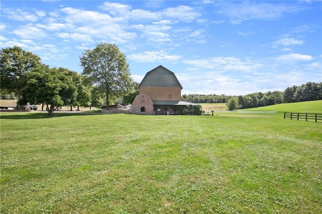 view of yard featuring a rural view