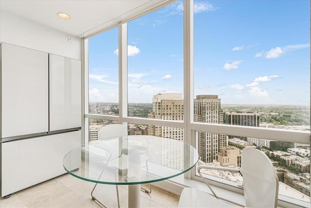 1 Renaissance Sq Unit Ph2Bc, White Plains, NY 10601 - balcony with a view of city and outdoor dining space