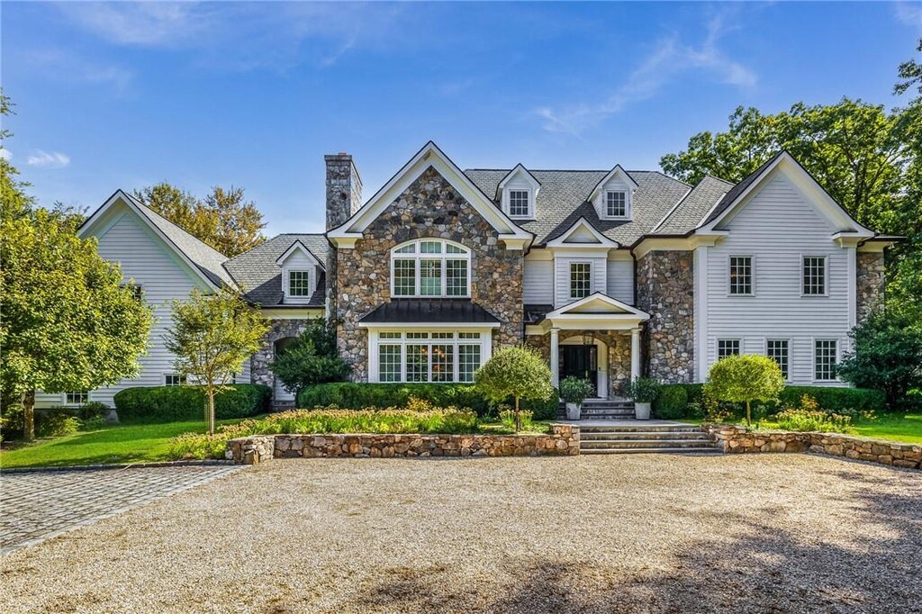 view of front property