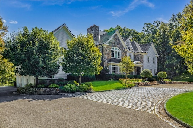 view of front of home featuring a front lawn