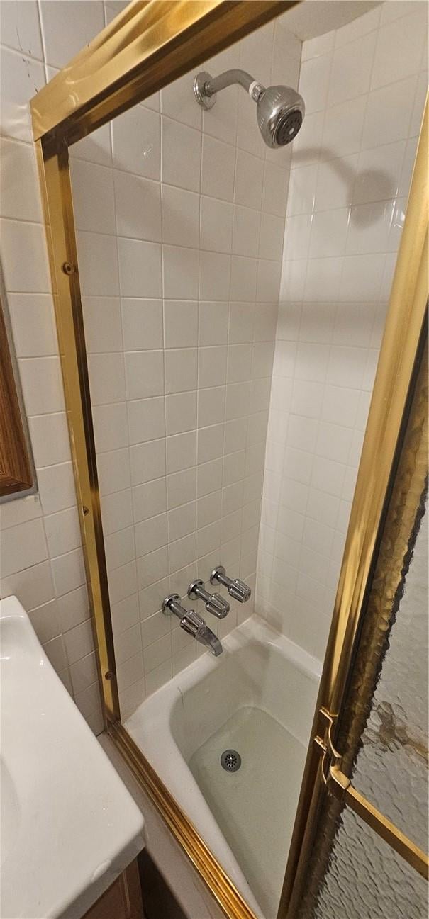 bathroom with tiled shower / bath combo