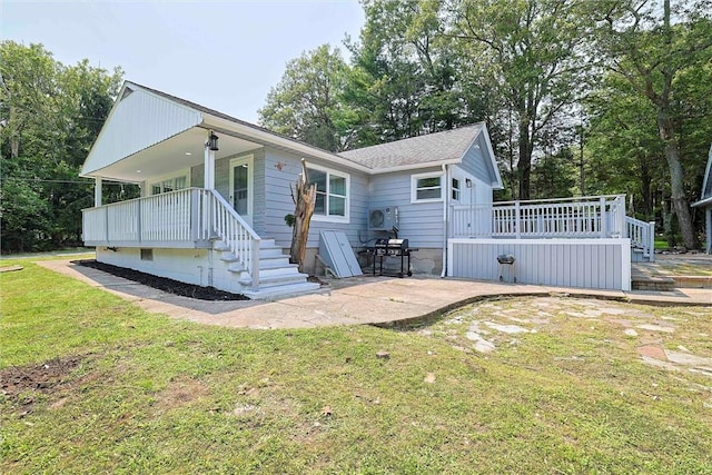 view of front of home with a front lawn