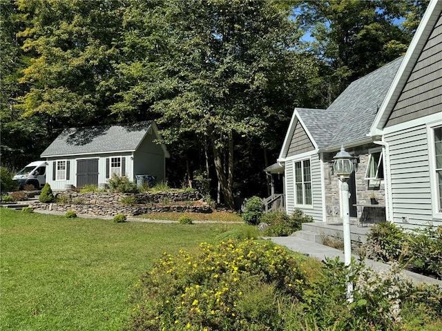 view of yard with an outdoor structure