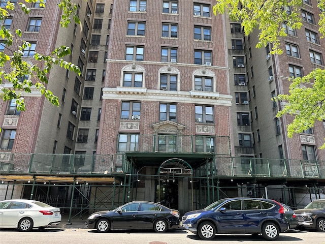 view of apartment building / complex