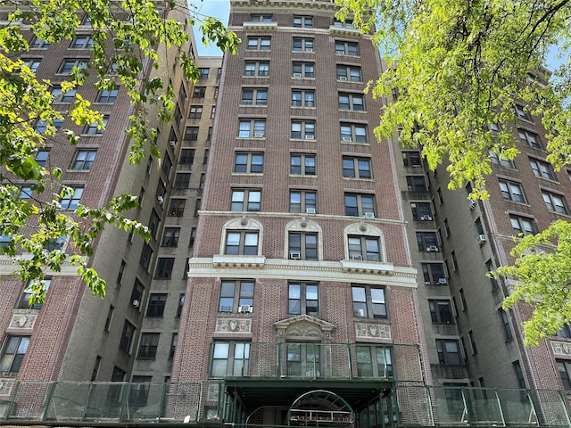 view of apartment building / complex