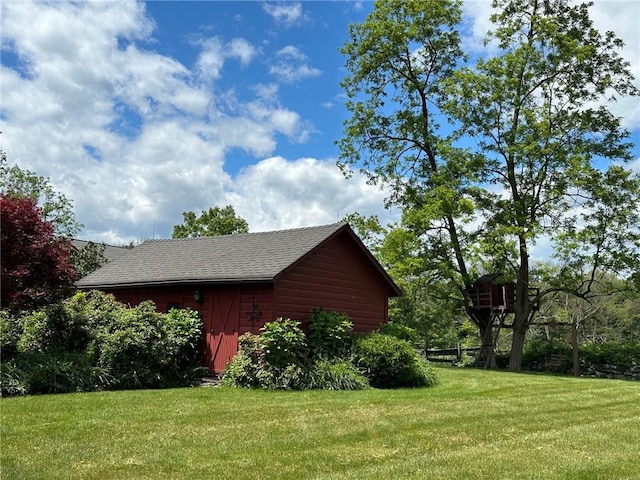 view of outdoor structure featuring a yard