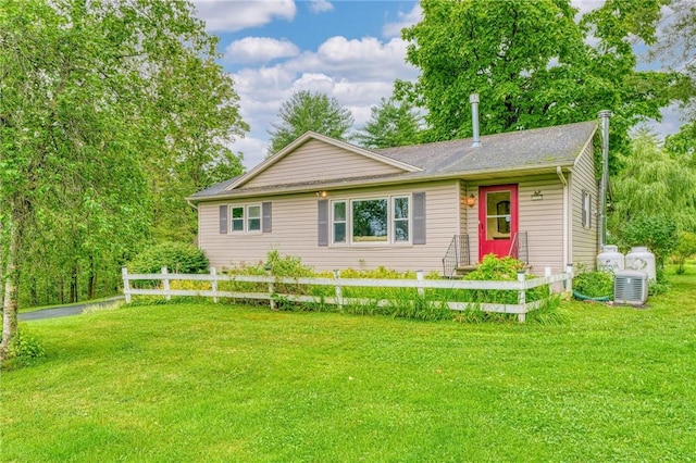 ranch-style home featuring a front lawn