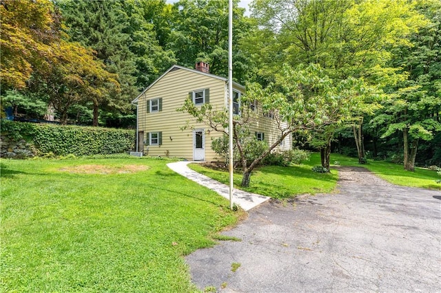 view of front of property featuring a front lawn