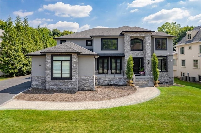 view of front of home featuring a front yard