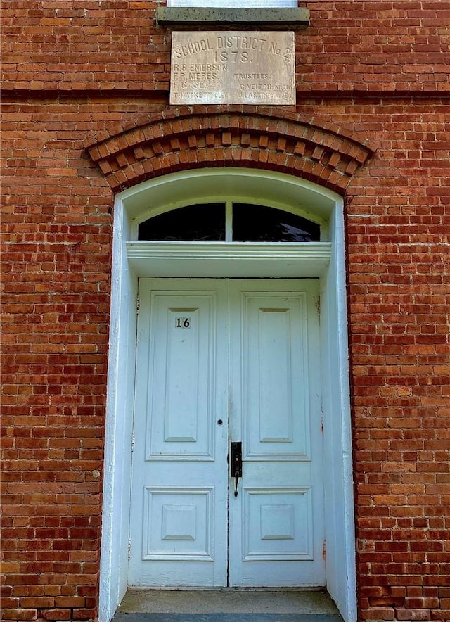 16 Orchard Dr, Rhinecliff, NY 12574 - entrance to property with brick siding
