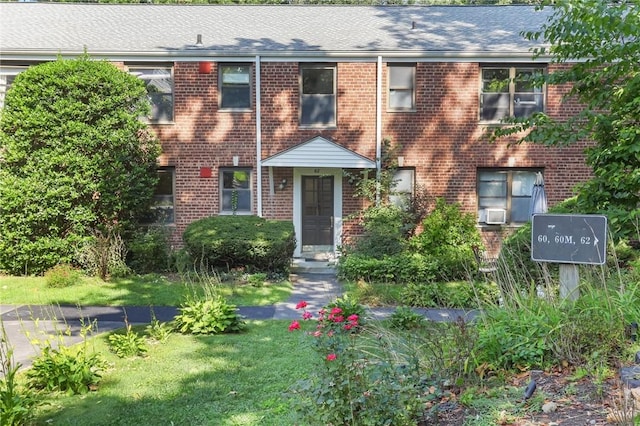 view of front of house featuring a front lawn