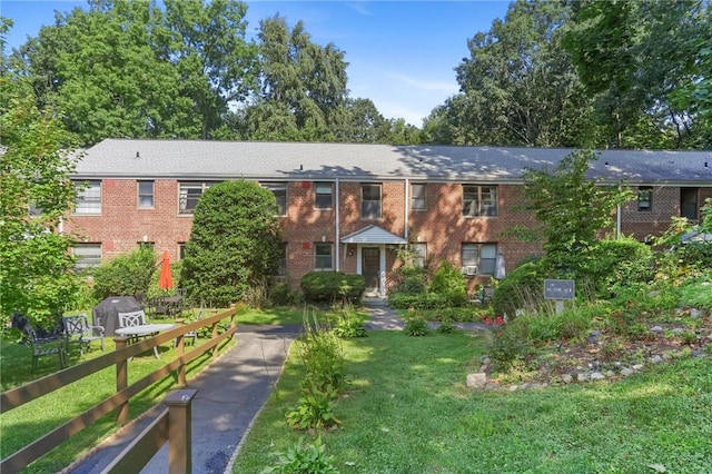 view of front of house featuring a front lawn