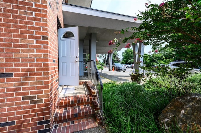 property entrance featuring a porch