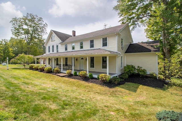 country-style home featuring a porch and a front lawn