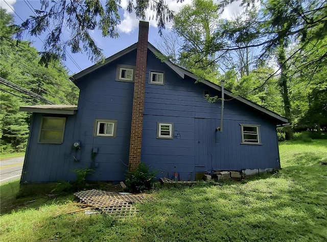 view of side of property featuring a yard