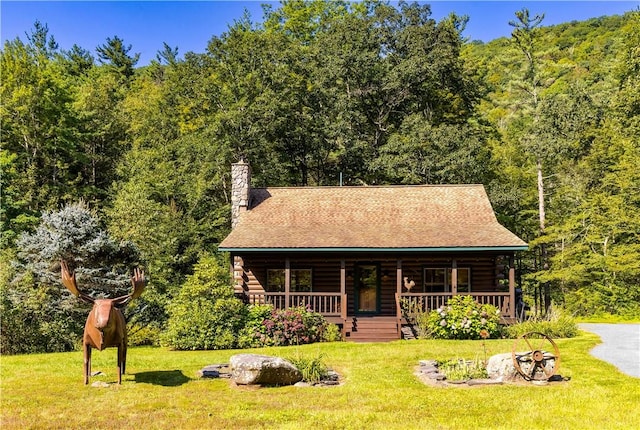 view of front of house featuring covered porch and a front yard