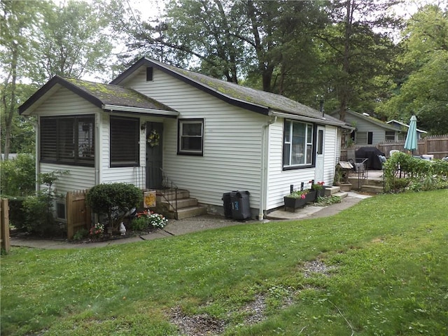 view of front of home featuring a front lawn