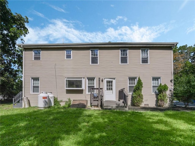 back of house featuring a lawn