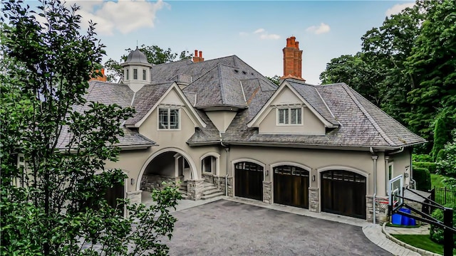 view of front facade featuring a garage