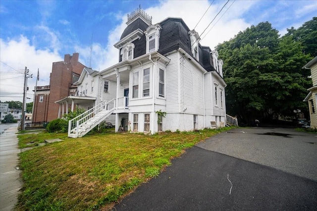 italianate home featuring a front lawn