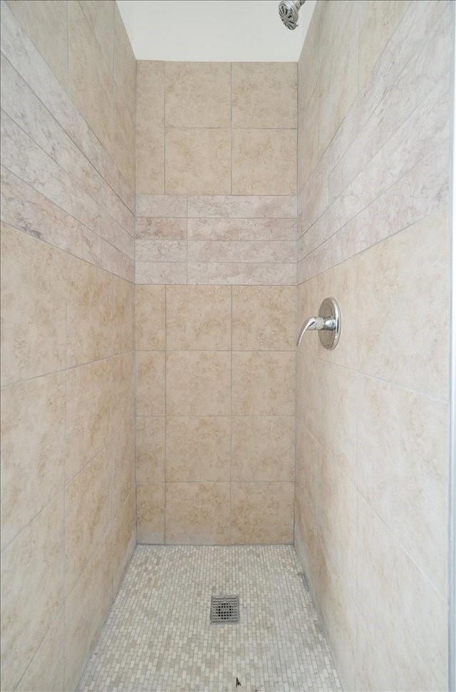 bathroom featuring tiled shower