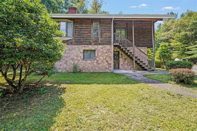 view of front of property with a front yard