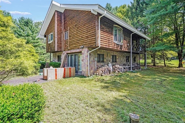 view of side of property featuring a yard