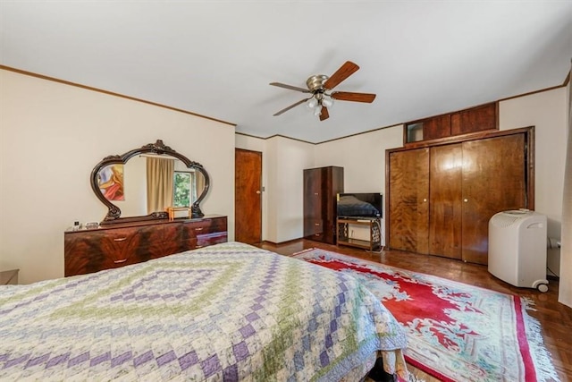 bedroom featuring ceiling fan and a closet