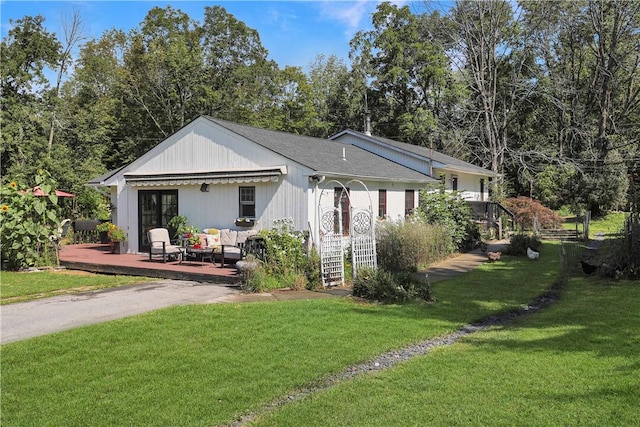 view of front of home with a front yard