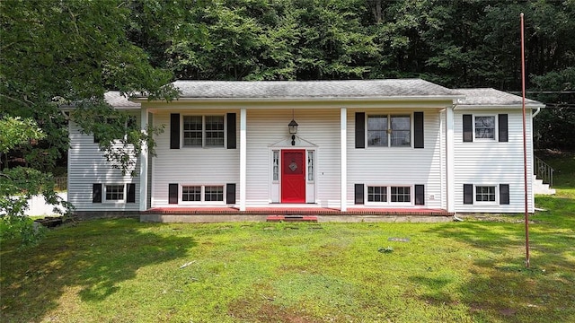 split foyer home featuring a front yard