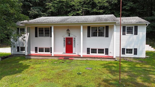 bi-level home featuring a front lawn