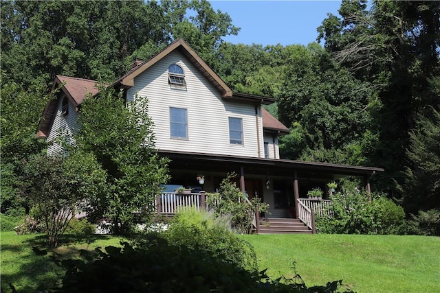 view of front facade featuring a porch and a front yard