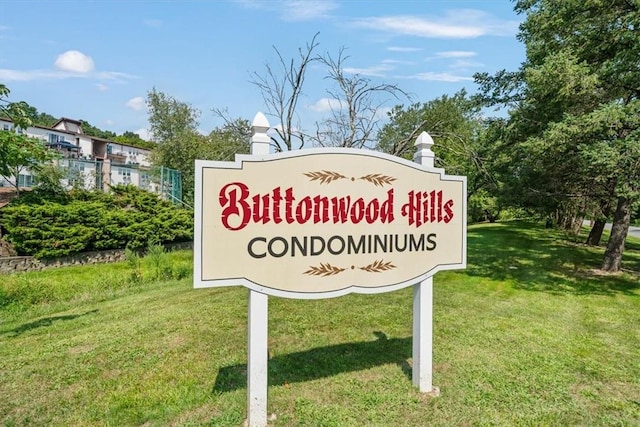 community / neighborhood sign featuring a yard